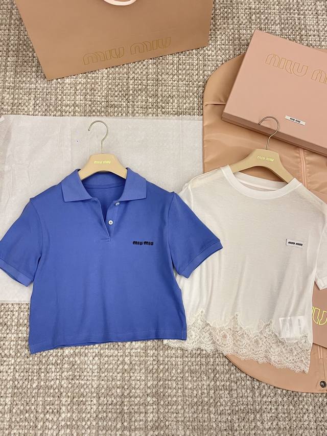 miumi 25Ss新品上线 蓝色I翻领短款短袖T恤 yb一比一开发 最高版本发售 胸前立体字母标识 低调又彰显奢华魅力 叠搭同系列低腰百褶半裙 一套青春又显活