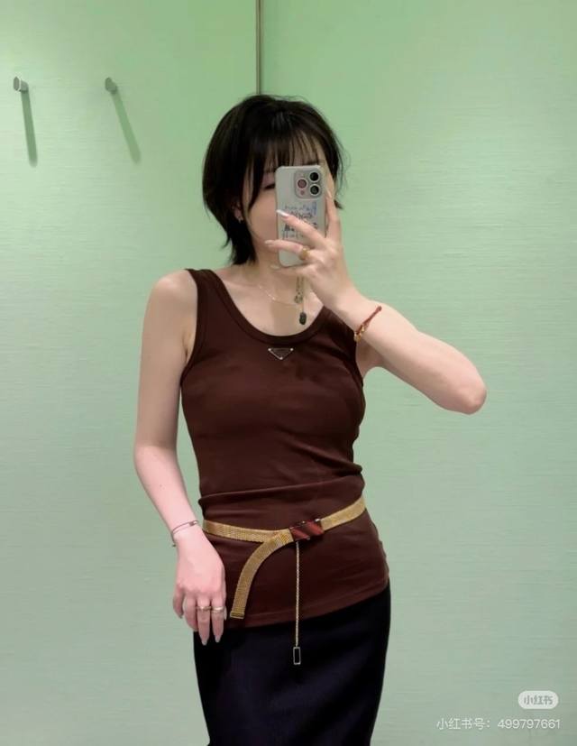 25Ss 新咖啡色三角标无袖背心 单穿内搭都不错 一件能够高日常穿搭的一款小背心 sml