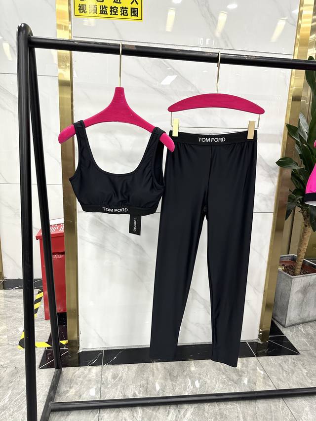 sml tom For*最新款心心念的运动套装 舒适亲肤 面料高密度 有质感 非常的百搭~~ 提臀效果很棒 也很修身 定织的纱线腰头非常漂亮 日常最好穿的款 强