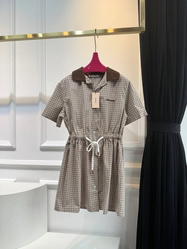 miumiu格纹迷你连衣裙 这款连衣裙采用格纹图案 体现Miu Miu前卫而传统的品牌精神 撞色针织衣领和抽绳设计非常适合多层叠搭造型 sml