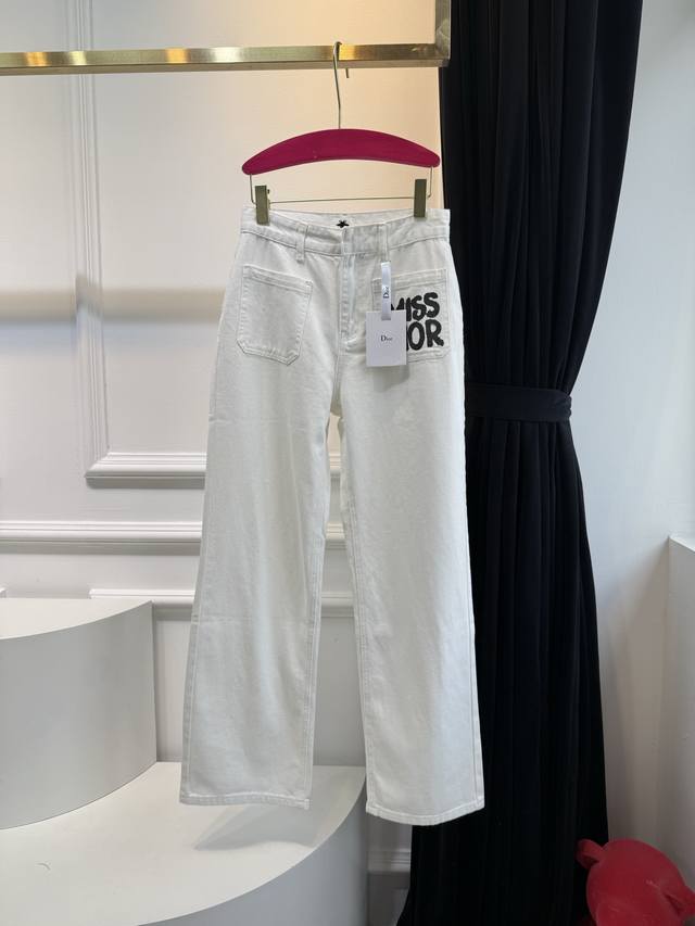 dio* Miss Dior印花口袋牛仔裤 干净清新白色牛仔 高腰直筒版型真的太好搭了 采用高品质斜纹棉质牛仔布 手感挺括柔软 本布白色干净又舒服 高腰宽松直筒