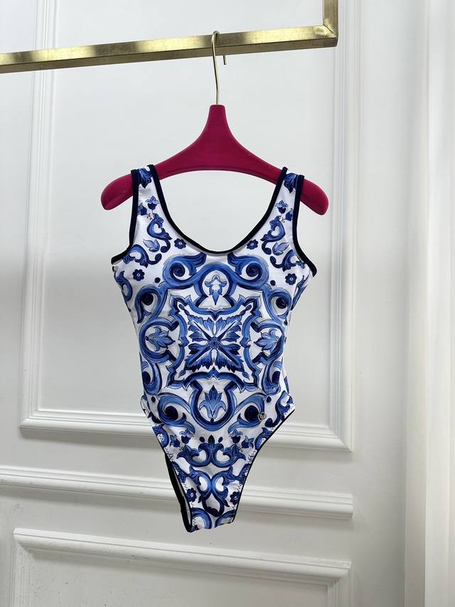 尺码Sml maiolica 印花竞技泳衣 dolce&Gabbana 沙滩系列奉上柔美性感的独特单品 当代风格单品 配以独家原创廓形与细节 与经典标志性单品一