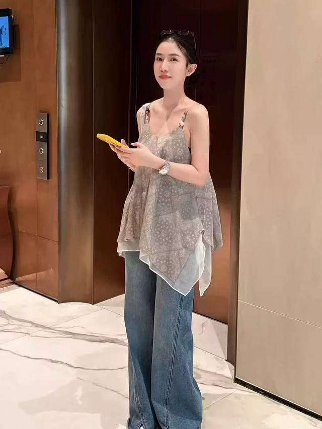 波西米亚度假风印花拼接吊带 宽松A字版加上不规则荷叶边下摆 穿出人在衣中晃的轻瘦余量感 敲轻盈灵动松弛 别致印花一眼就沦陷 约会度假轻轻松松收割眼球 Smlxl