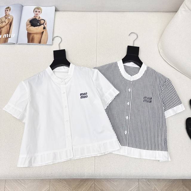 Miu 25Ss 春夏最新款Logo字母刺绣小压褶边装饰短款衬衫 简洁好搭配又带有设计感的白衬衫 绝对是夏季不能缺少的单品 短款版型 怎么穿都很时髦 府绸棉面料