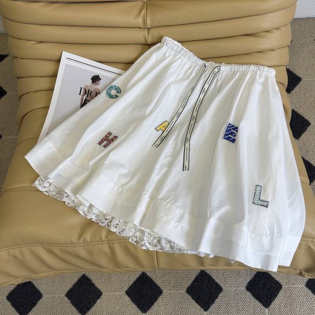 25 双C Vintage新款半裙 重工刺绣设计轻盈透气 不同颜色字母重工刺绣简约百搭 恰到好处的长度 包容性强 不挑身材的好穿 随意搭配就很好看 上身敲减龄