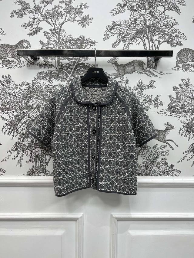 D家 25春夏新款 藤格纹翻领短袖上衣 经典Cd扣装饰 定制藤格纹面料突显纹理效果别具一格 基础版型上身巨洋气 任何身材都能轻松驾驭 即可成熟稳重又可优雅温婉