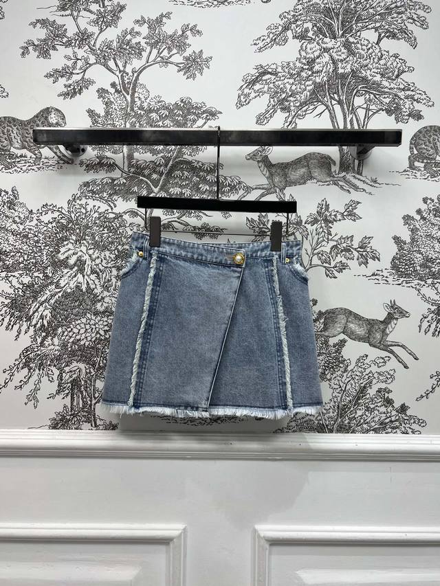 Balmai*25春夏新品 一片式毛边牛仔短裙 自带名媛大小姐气质 上身显瘦显腿长 一片式的剪裁搭片 后口袋烫钻口红图案+Logo皮牌 点缀 精致又高级 任何腿