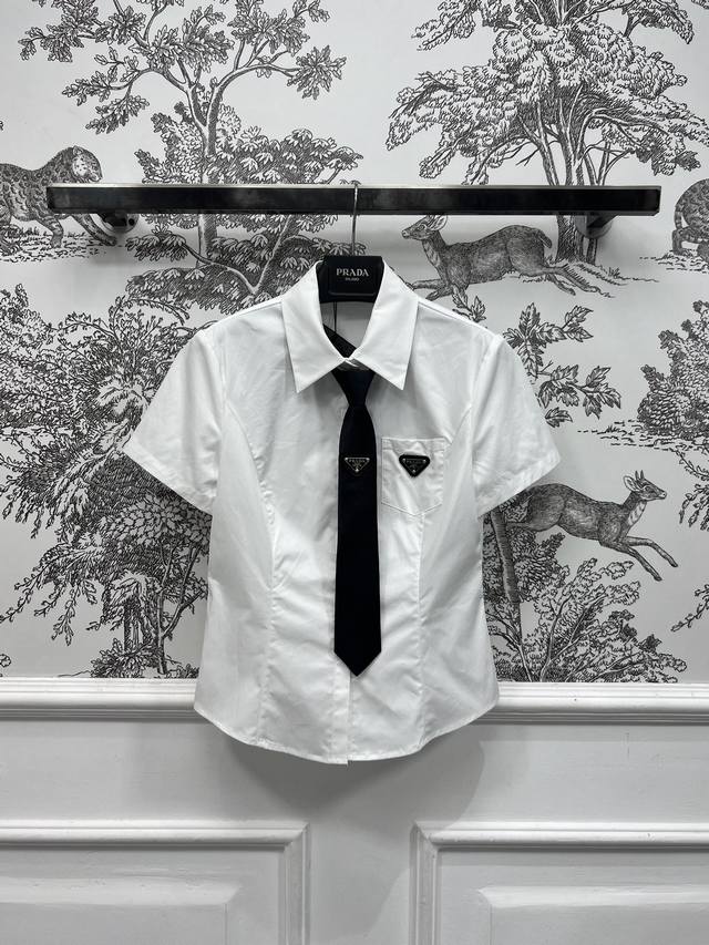 pd家 25春夏新款 三角牌徽章领带收腰短款衬衫 不一样的设计感 无敌帅气的衬衫 简约设计 加入了领带装饰更加显质感时髦范 领带上定制的经典三角标徽章 口袋上也