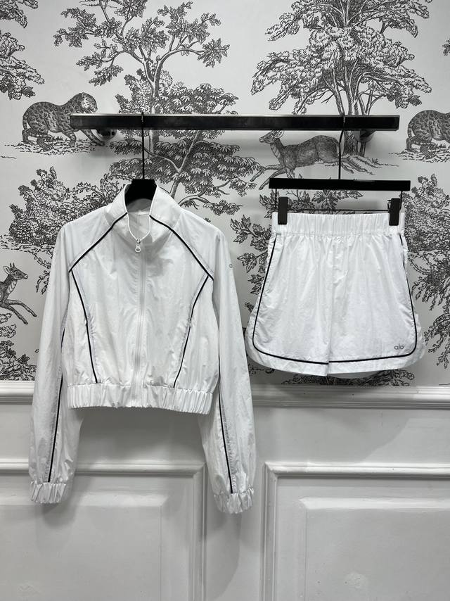 25春夏新款 立领拉链外套+运动短裤 立领落肩版型 撞色设计是亮点 自带时髦酷帅氛围感 舒适又简洁大方自在 防水防风面料 青春运动减龄的同时还超级实穿 轻松拥有