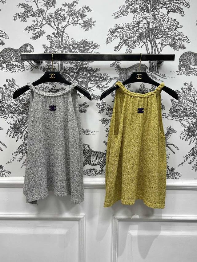 小香风 25春夏新款 Logo字母针织吊带背心 时髦又舒服的单品 胸前饰以双C刺绣 内搭打底还外穿都可以 必不可少的搭配单品 两色三码 Sml