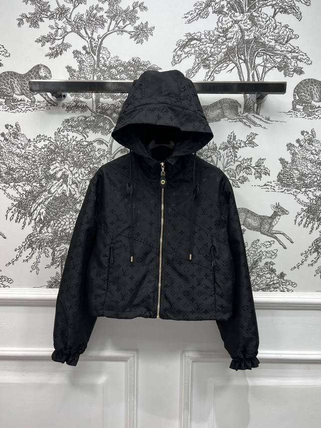 L家 25春夏新款 暗纹老花连帽外套 可以封神的老花外套 上身太显瘦时髦了 每年必出的经典老花系列 连帽抽绳系带设计 木耳花边松紧衣袖设计 宽松短款版型随意搭配