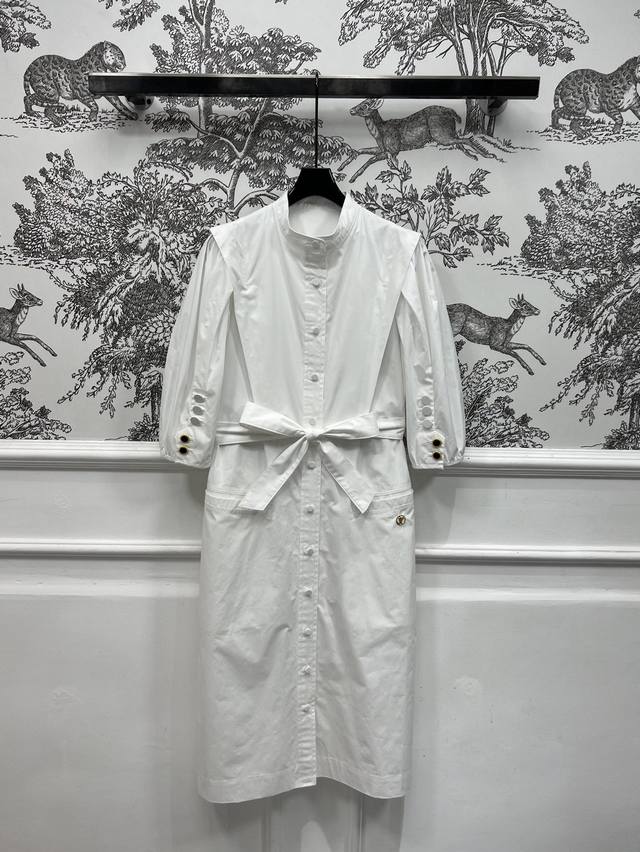 L家 25春夏新款 翻领泡泡袖衬衣连衣裙 定制的Logo五金装饰 精致又大牌 恰到好处的泡泡袖设计 上身减龄感十足 小白裙轻松穿出清纯可人的减龄少女感 本布系带