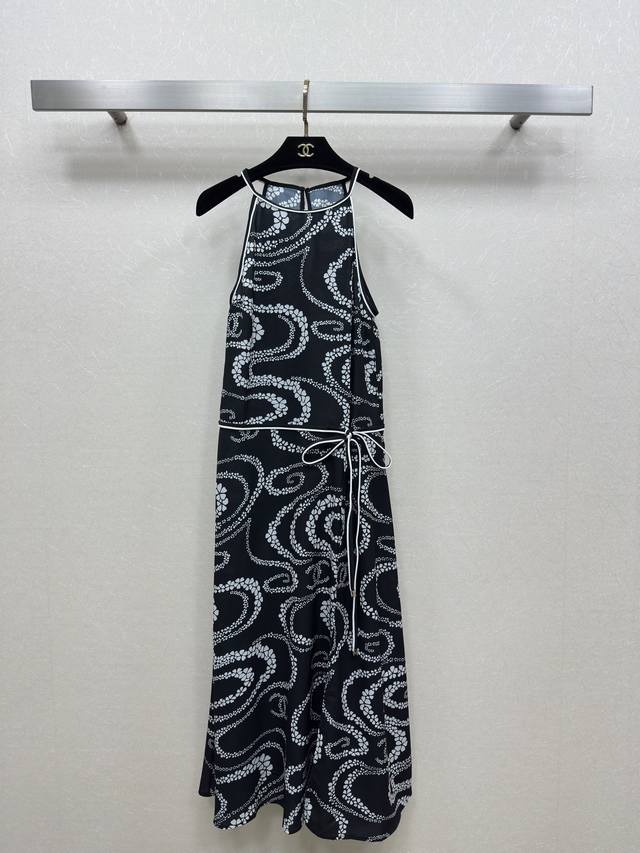 25Ss Chane *春夏新款 印花吊带连衣裙 高级定制薄纱材质 质感光泽透气舒适 通体活性满印不规则 山茶花图案 双C徽标 下摆开叉抽绳设计 充满个性和创意