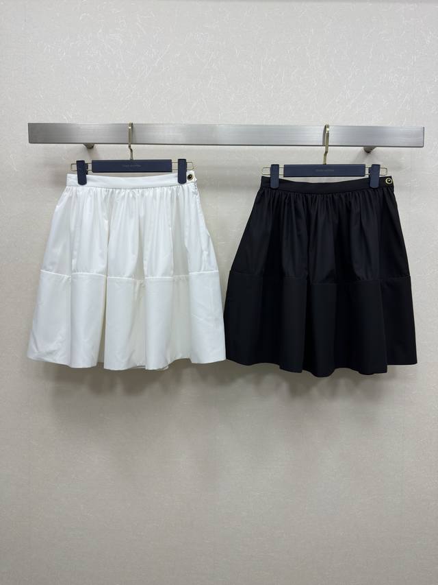 25Ss Lv 半裙 适合各种身材 完全不挑人 小个子也能很好驾驭 A字裙摆 侧边拉链纽扣设计 上身轻松藏肉显瘦 两色Sml.