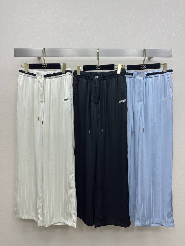 25Ss Chane *新款休闲裤 腰部松紧设计 字母标识 褶皱面料 口袋字母Logo刺绣 简约不简单的时髦 纹理质感超赞 裤子版型超正 最经典又常见的款式 慵