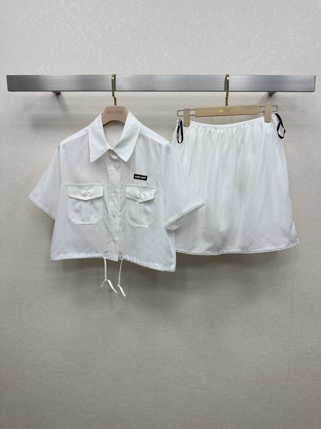 25Ss Miumi *春夏系列新款套装 短款衬衣裙裤 高级定制舒适亲肤棉感面料 胸前标志Logo 双口袋设计 千金名媛的日常 彰显品牌独特个性 质感超绝 显瘦