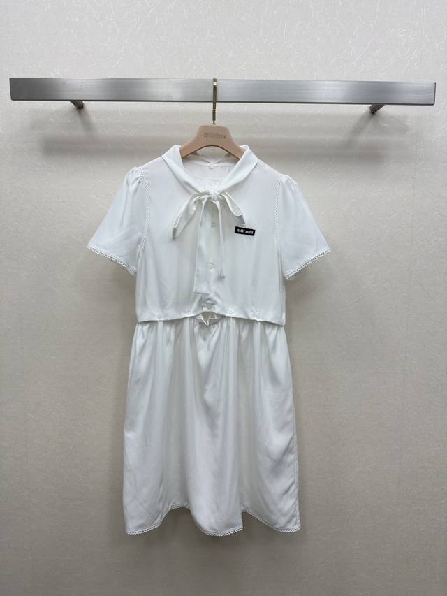 25Ss Miumi *春夏系列新款绑带连衣裙 高级定制舒适亲肤棉感面料 胸前标志Logo 千金名媛的日常 腰部设计纽扣镂空设计 彰显品牌独特个性 质感超绝 显
