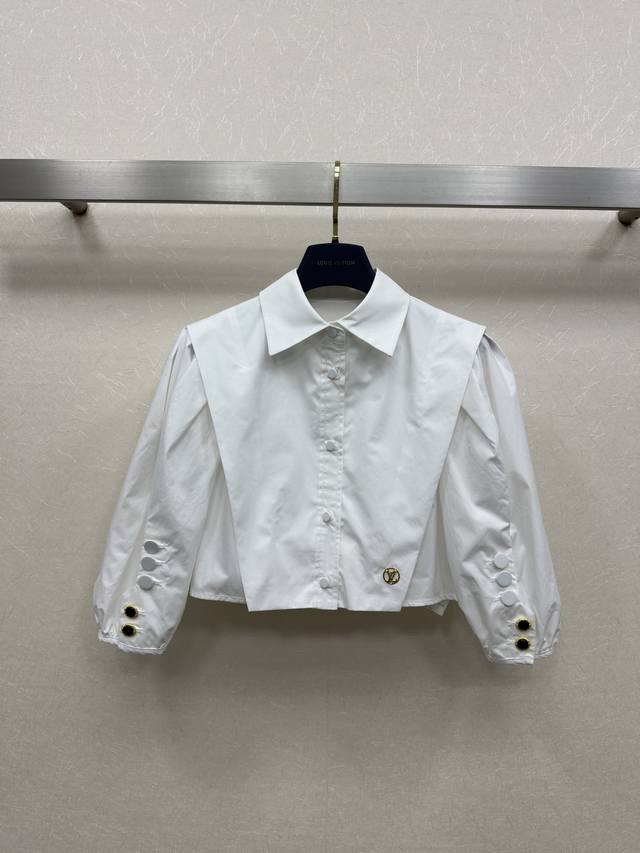 25Ss Lv 春夏新款 翻领泡泡袖短款衬衣定制的Logo五金装饰 恰到好处的泡泡袖设计 上身减龄感十足 版型偏短款设计 搭配同款裤子 Sml.