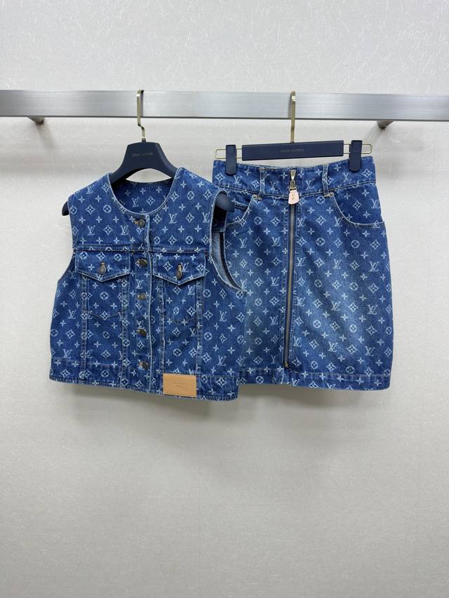 马甲 半裙 25Ss Lv春夏新款 经典老花牛仔系列 背心短款上衣马甲外套短裙五分裤 立体廓形剪裁百搭不挑人 一系列搭配上身百搭不挑人 满印经典老花图案 时髦百