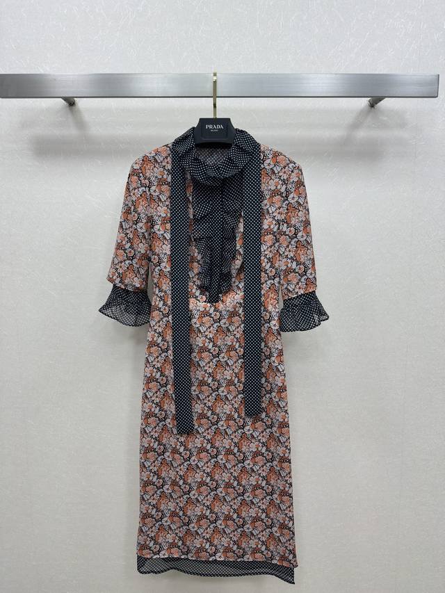 25Ss prad *早春新品 碎花连衣裙 翻领荷叶边绑带设计 度假必备单品 袖口领口撞色设计 上身巨显瘦 复古法式优雅气质 白富美必备单品 做工品质看细节 一