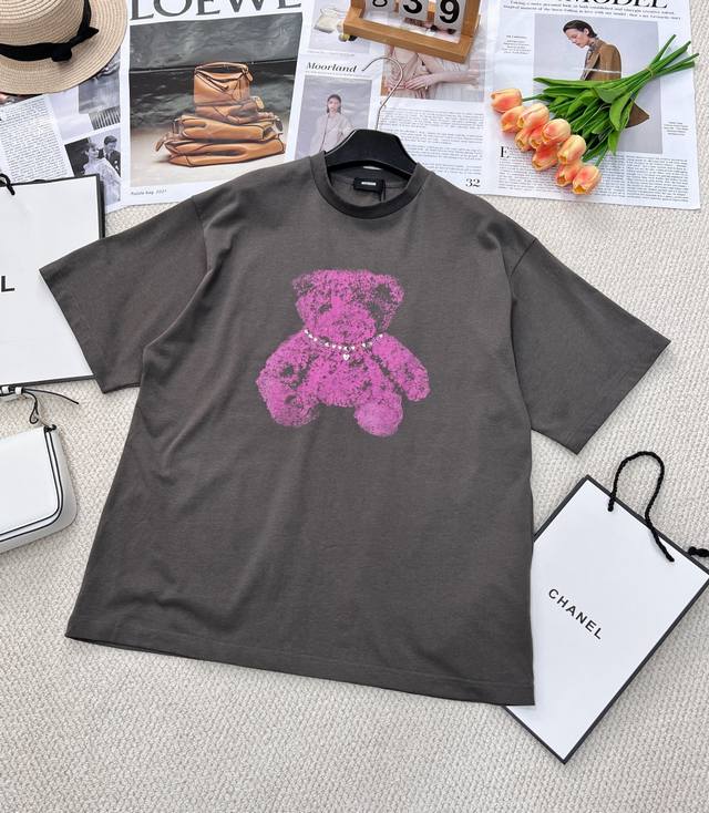 早春新款 Welldone专柜同步小熊项链T恤 面料采用250G双股纯棉面料 注意是双股 区别通货单股 高克重双纱螺纹 面料经过高温缩水定型 防止洗了变形缩水