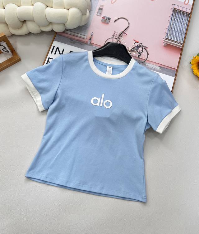 Alo 简约字母立体胶印短袖T恤 采用全棉单面平纹面料 棉质柔软舒适且轻薄透气 定制撞色包边工艺 气质少女风 减龄又时髦单品 简约高辨识度 复古时髦又百搭 撞色
