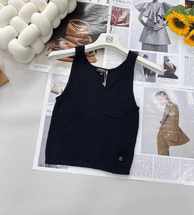 Chanel2025Ss新款竖坑条针织背心 定制Yb全棉纱线织造 弹力舒适 透气好穿 U领针织背心剪裁 美化头肩比例更显瘦 胸前口袋装饰 腰间双C襟扣凸显品牌