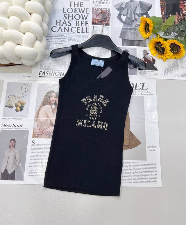 prada 胸口经典Logo嵌花短袖针织背心 这款修身版型针织长袖源自经典罗纹针织系列 简洁修身版型与别致撞色字母Logo搭配 超级时髦百搭 实用主义 简洁廓形
