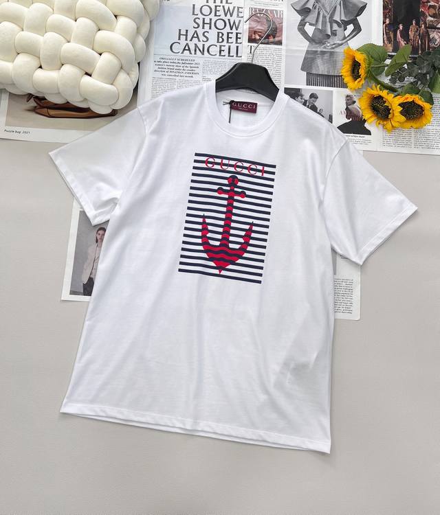 Gucci2025新款圆领船锚字母T恤定制Yb原生全棉材质 透气舒适 质感十足 Oversized宽松T恤裁剪 凸显品牌格调 采用克重纯棉制成 略带有弹力 呈现