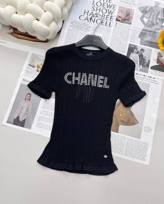 Chanel 撞色字母提花设计针织衫 撞色字母设计简单高级时尚 面料软糯舒适 元气满满的色系 泛滥的少女心 完全没有抵抗力 每一种颜色都会不一样感觉 清新甜美