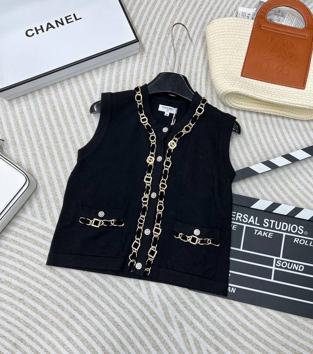 Chane* 24A秋冬新款 手工坊黑金链系列针织马甲丨高版出品 爆款原版定制链条设计凸显轮廓 太高贵华丽 不挑人穿 不留后悔 定制的光链条成本都二百多圆了 实
