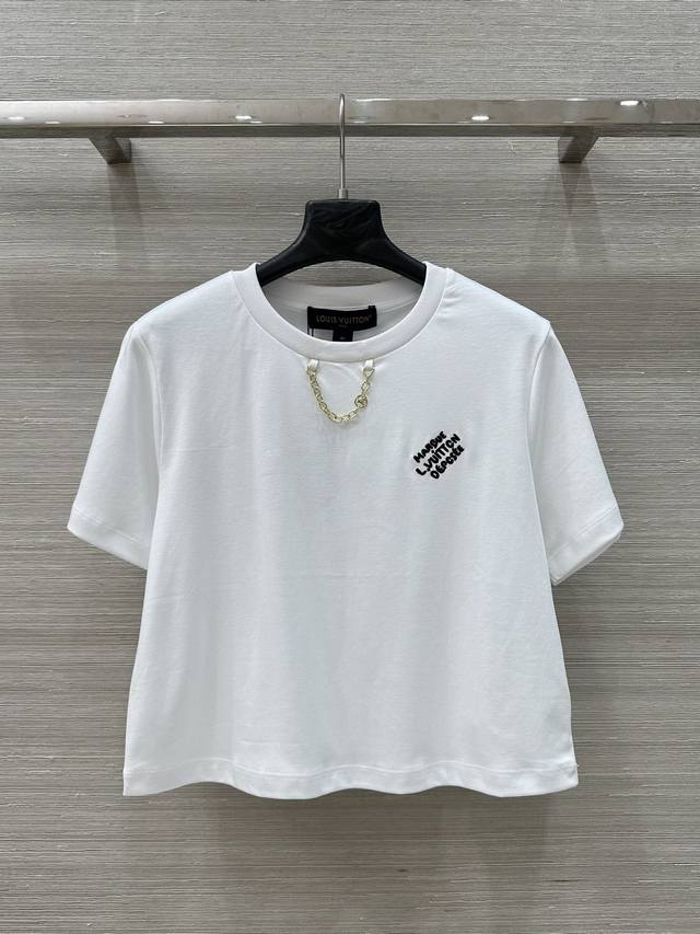 独家首发 爆单推荐 L25S春夏新品航海系列 Monogram刺绣Logo超短T恤 取材柔软舒适的棉质针织 金属链条装饰经典时髦又高级 版型不挑人上身巨显瘦 强