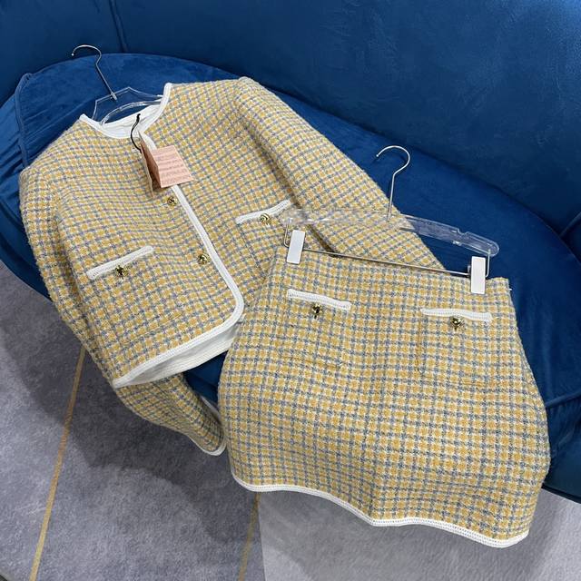 原单品质 Miu M* 专柜新品黄绿花呢格子套装 妥妥滴财阀千金即视感 手工钩花织带拼接圆领短夹克搭配小A短裙 进口羊毛编织软花呢面料质感超赞 对格剪裁工艺 减