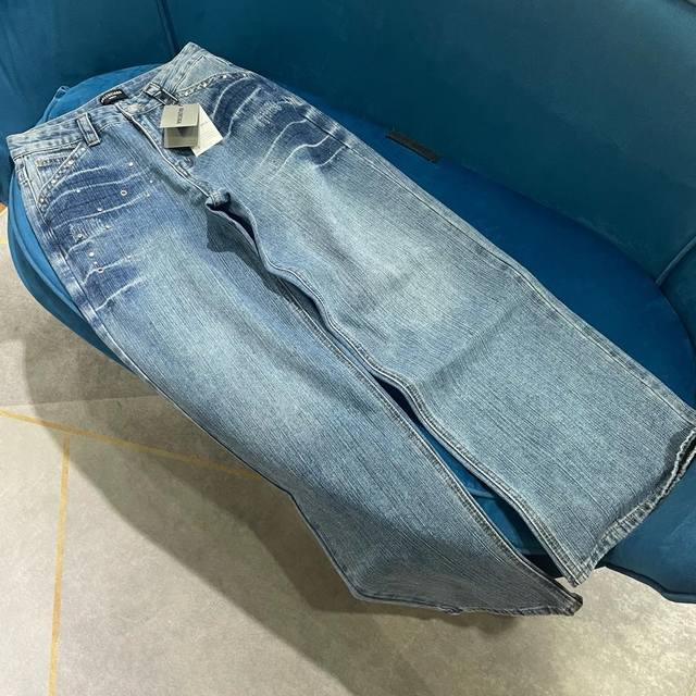 Balenciag*25早春新款铆钉装饰直筒牛仔裤 采用牛仔棉面料 美式复古铆钉设计 面料定制经过一流的高工艺水洗质地紧密色泽均匀纹理清晰 上身非常舒适 定制五