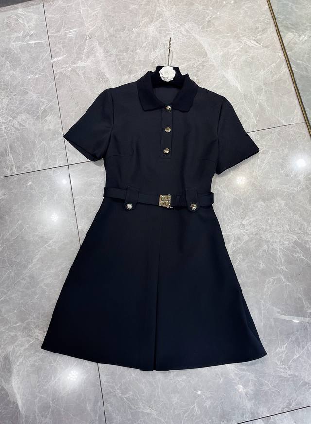 上新 独家爆款高级小黑裙 25Ss Miumi*白鹿同款高品质腰带短袖连衣裙 修身收腰版型的polo领小黑裙 腰身掐的刚刚好 显腰细又不会缩短比例 搭配定制的Y