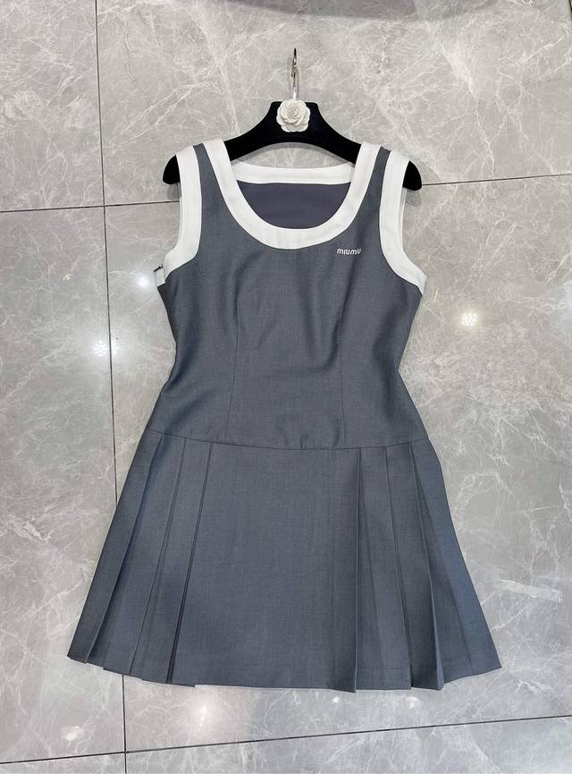 上新啦 独家高定连衣裙首发 25Ss Miumi*独家高品质赵今麦同款撞色灰色背心裙 这款字母刺绣徽标学院风撞色U领百褶连衣裙 设计独特 适合追求个性与品质的你