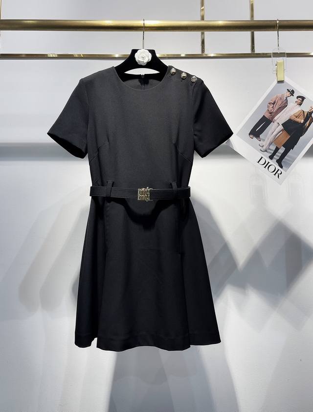 上新 独家高品质圆领高级小黑裙 25Ss Miumi*林允儿同款黑色高级收腰连衣裙 高级显瘦的收腰设计 面料是优选进口优质醋酸面料 面料垂感都特别高级 好打理不