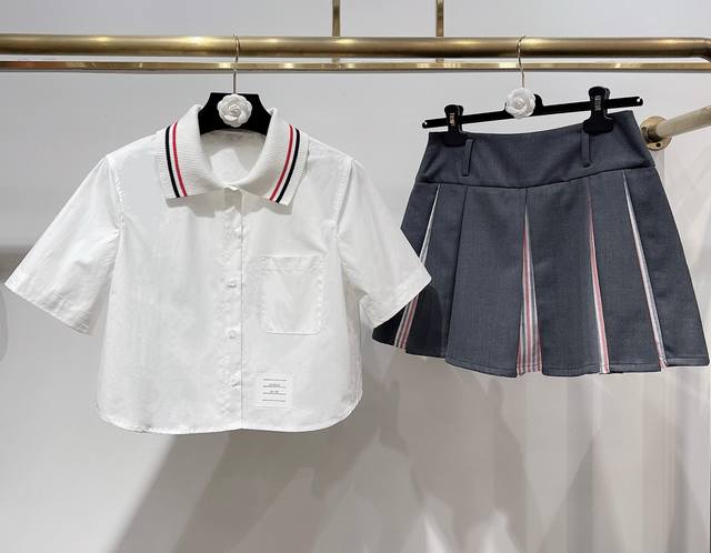 上新 独家爆款高定套装首发 25Ss Thom Brown*独家爆款经典学院风衬衣百褶裙套装 今年这款闭眼入就行 怎么穿都Ok Yb开发定制高端面料和天然贝壳扣