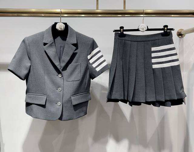 上新 独家高定套装首发 25Ss Thom Brown*独家爆款高品质学院风西服百褶裙套装 Yb开发定制高质感面料和天然贝壳扣子 上身高级又气质 外套微收腰设计