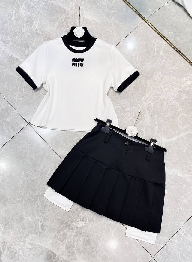 上新 独家高定套装首发 25Ss Miumi*独家爆款春夏撞色领绣字母简约修身短袖T恤百褶半裙套装 日常时尚好搭的撞色T恤 简洁的领口修饰各种脸型 撞色设计打破