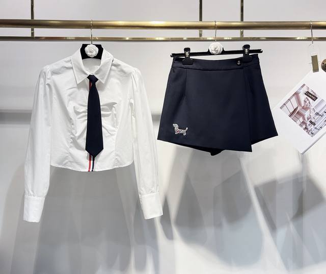 上新 独家高定套装首发 25Ss Thom Brown*独家爆款经典学院风衬衣裙裤三件套装 Yb开发定制高端面料和天然贝壳扣子 衬衫纯棉面料舒适透气 正肩加立裁