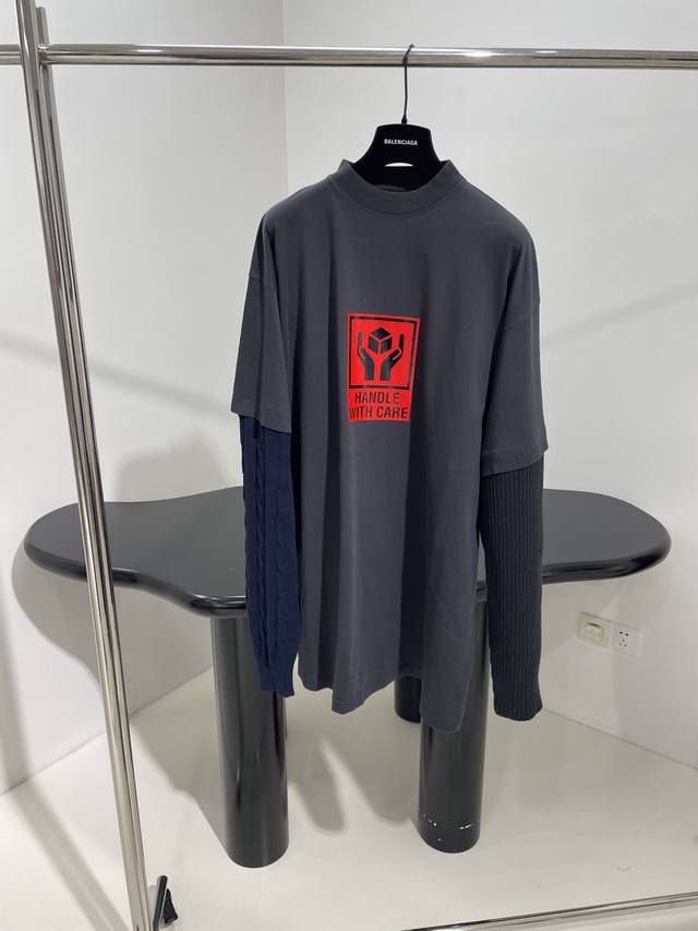 新品Campaign毛织长袖层叠T恤 复古平纹针织面料结合羊毛 两种面料搭配 大号版型剪裁 胸口饰有品牌标识徽标压胶印花 长袖采用2种毛织面料幅片拼接而成 做旧
