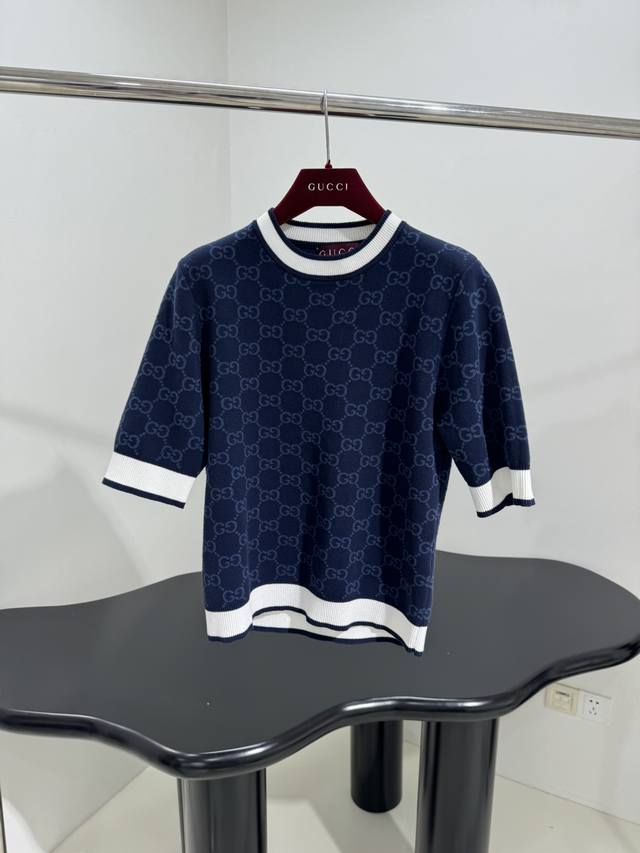 25新品羊毛混纺套头衫 藏蓝色羊毛混纺面料制作 互扣式Gg提花图案 撞色白色饰边 修身弹力版型 百搭款 藏蓝色
