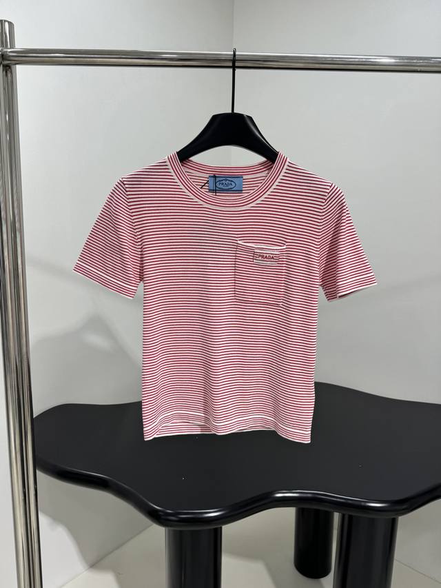 新品羊毛混纺条纹T恤 减龄条纹图案设计 饰品牌标识刺绣图案 圆领领口 百搭款 粉色