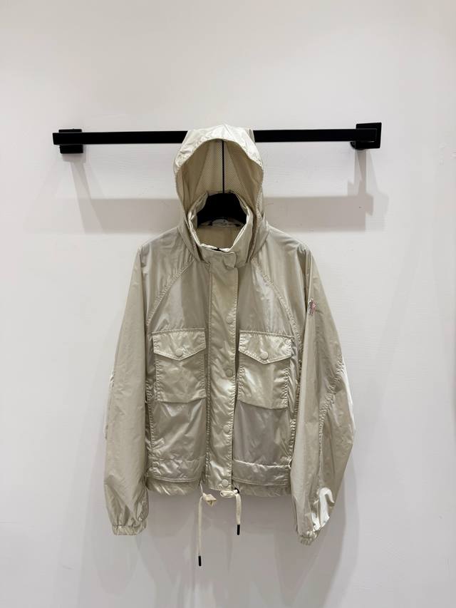 上新Mo*Cler 25夏季新款Nor官网同步防晒风衣 进口记忆丝面料质感轻盈透气 原版定制拉链下摆可抽绳上身显瘦又拉风 立领藏帽设计 帅气随性又不失少女感 专
