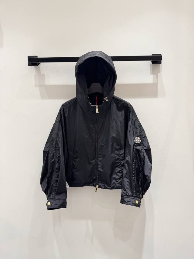 上新Monc*Ler蒙口 Leda25新款女士短款连帽派克风衣夹克外套 连帽 下摆抽绳调节 廓版中性配色设计 搭配通风网眼衬里和贴袋 适合日常穿搭 颜色 黑色