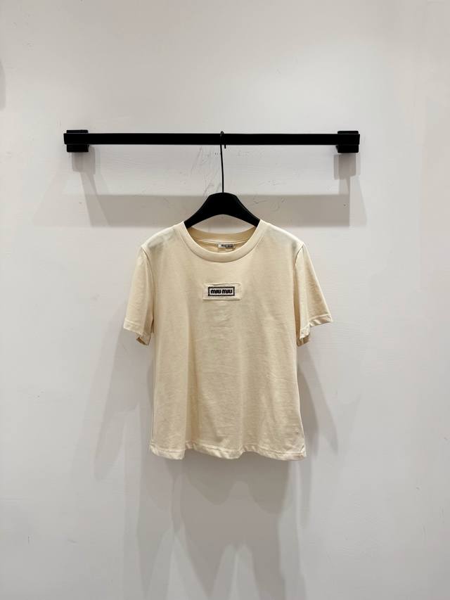 上新25Ss Miu新款 奶油色微标Logo短袖T恤丨最爱简单Tee 可可爱爱 100%棉质 无论版型还是设计感都满分在线 小短款版型真的很突显身材比例 胸口小