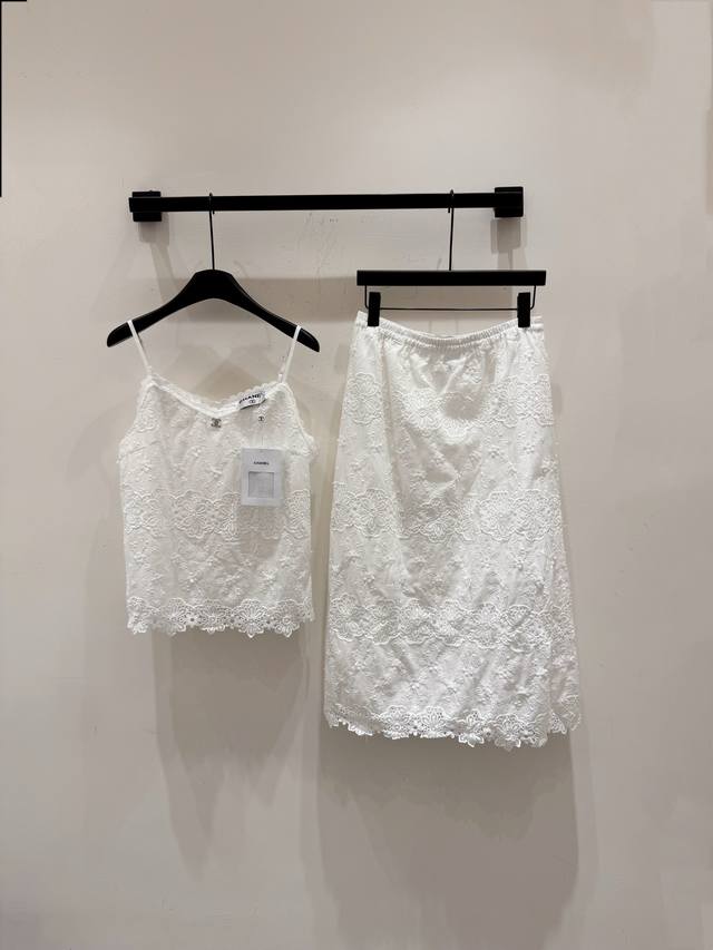 上新25Ss Chan*L法式田园风的春夏密码套装 #想穿出法式那味儿还真少不了这一件 精致钩编工艺 波边几何蕾丝刺绣提花小吊带半裙 经典不败的白色精致背心 方