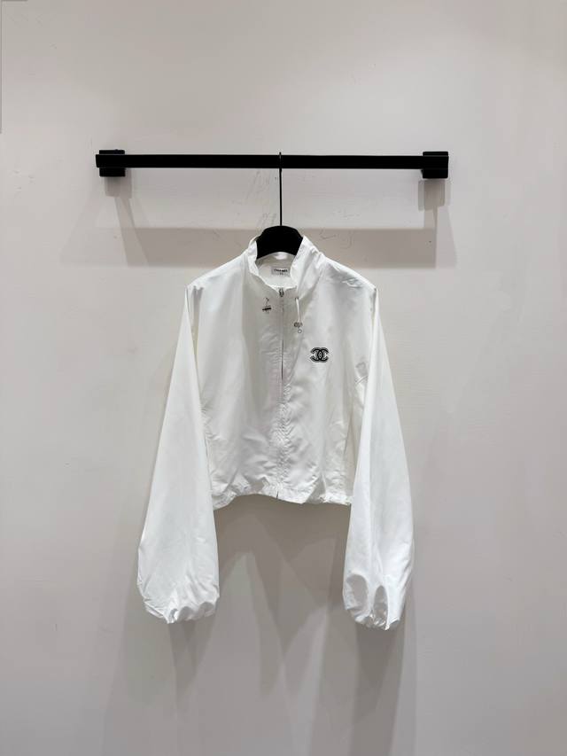 上新25Ss Chan*L中古防晒冲锋衣 这件冲锋衣的设计非常时尚 有着酷炫的外观 穿上它就能瞬间增造型的亮点 它的面料很舒适 而且还具备防风 防水的功能 任何