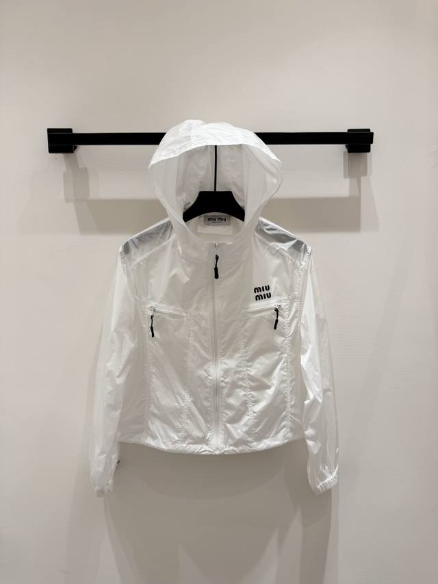 上新25Ss Miumi*新款防晒连帽外套 定制Yb进口轻薄防晒材质 质感十足 连帽外套饰以胸前字母图案装饰 休闲又甜美 透气凉爽 抽绳调节巧思设计 面辅料开发